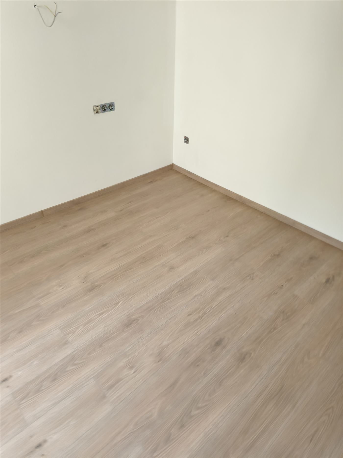 Kész laminált padló két helyiség között